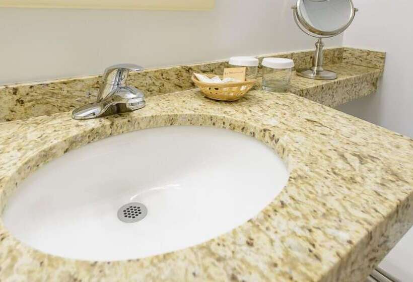 غرفة ديلوكس, Norwalk Inn & Conference Center