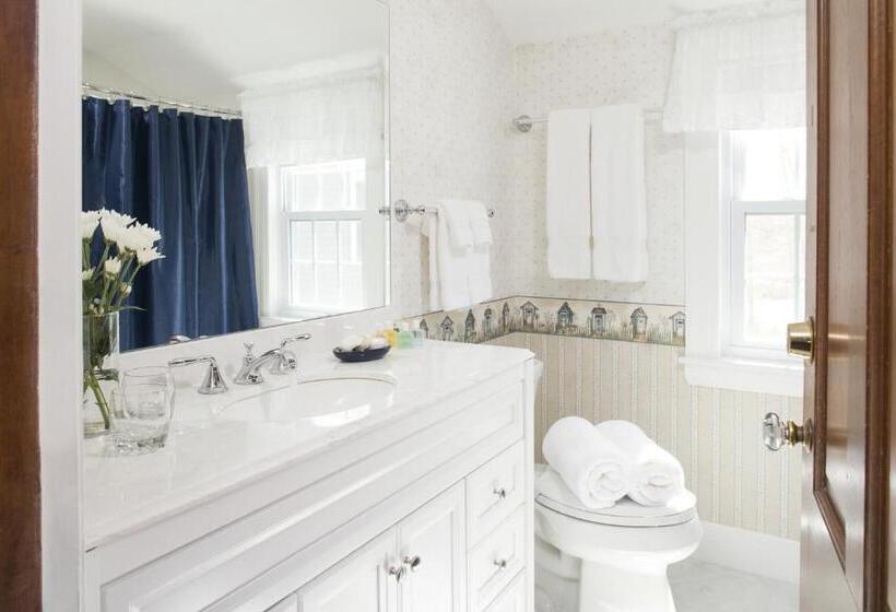 غرفة إقتصادية, Old Harbor Inn