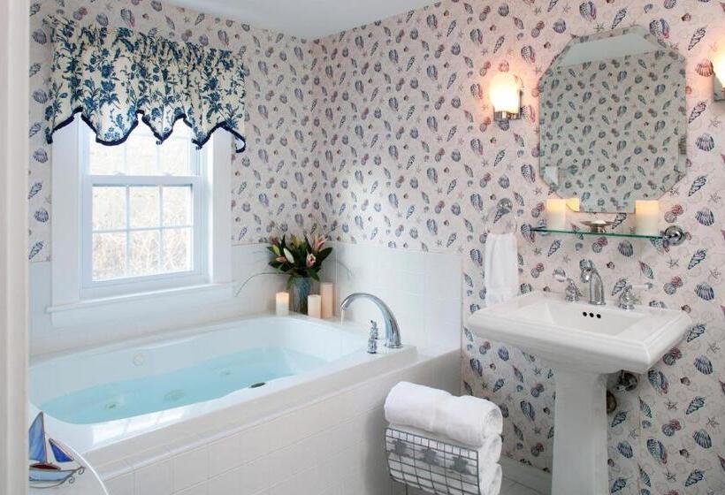 جناح سرير كينج, Old Harbor Inn