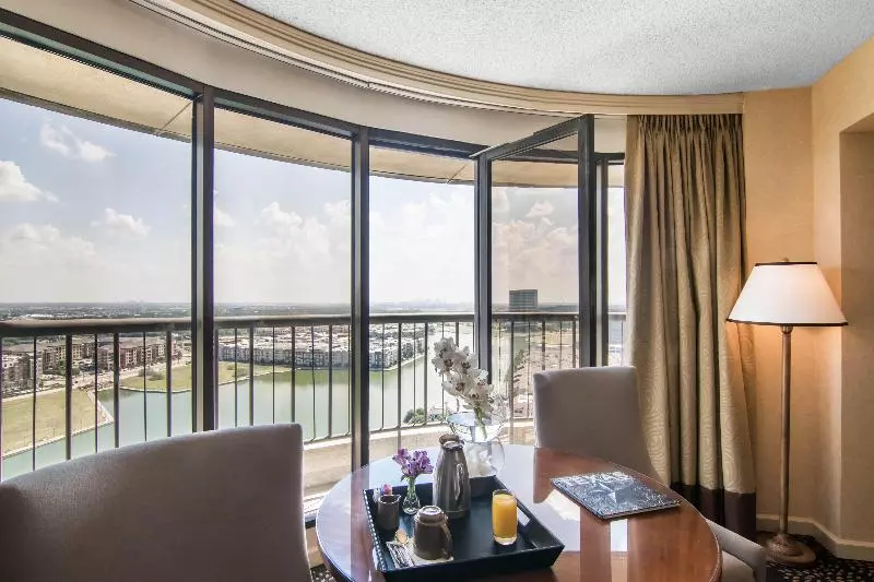سوئیت برای معلولان, Omni Las Colinas