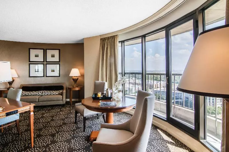 سوئیت برای معلولان, Omni Las Colinas