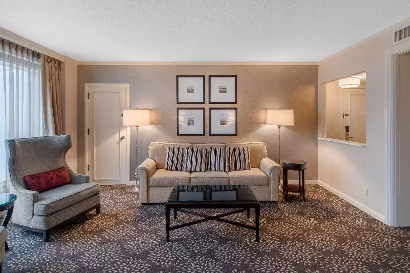 سوئیت با تخت بزرگ, Omni Las Colinas