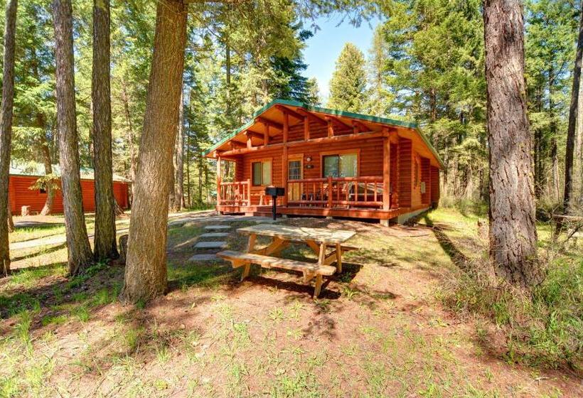 جناح سرير ملكى, North Forty Resort