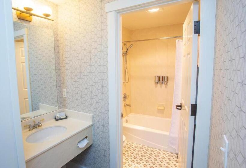 سوییت با چشمانداز دریا, Shearwater Inn