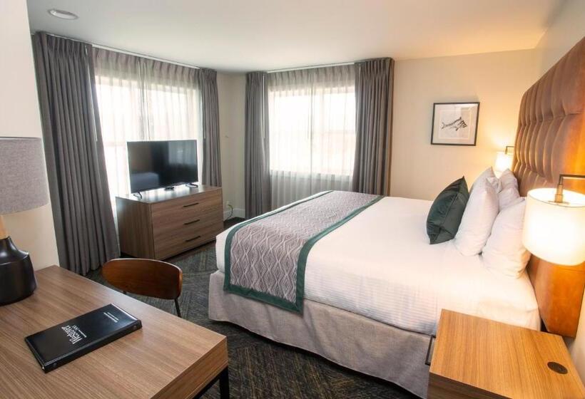 سوییت با چشمانداز دریا, Shearwater Inn