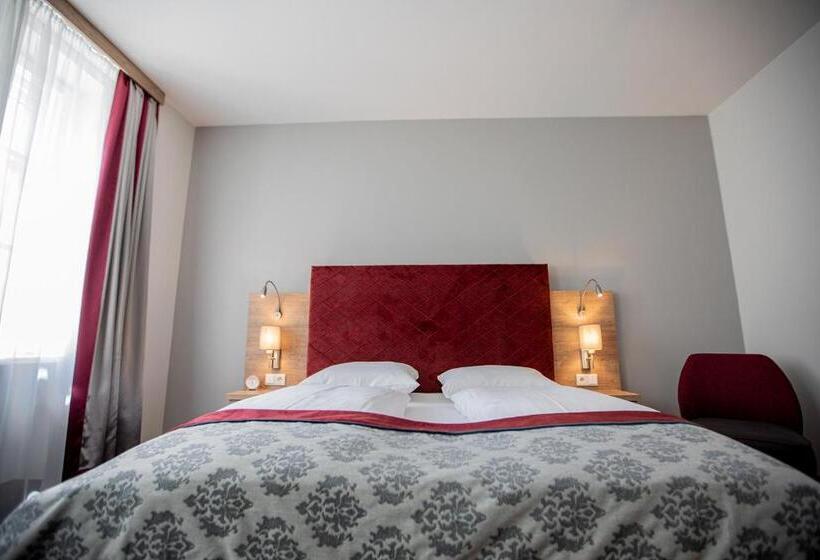 اتاق پرمیوم, Elefant Family Business