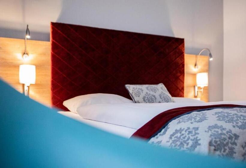 اتاق پرمیوم, Elefant Family Business