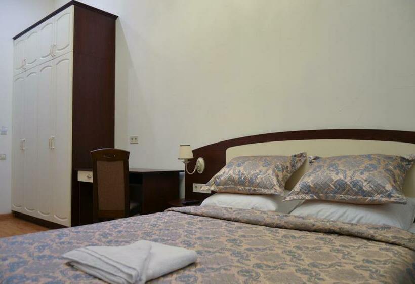 اتاق لوکس, Apartment Nr. 8