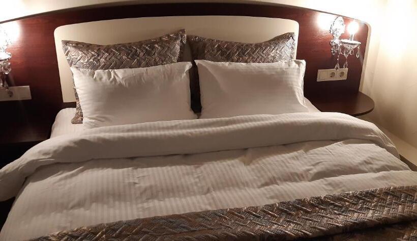 سوییت, Apartment Nr. 8