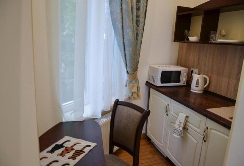 سوییت, Apartment Nr. 8