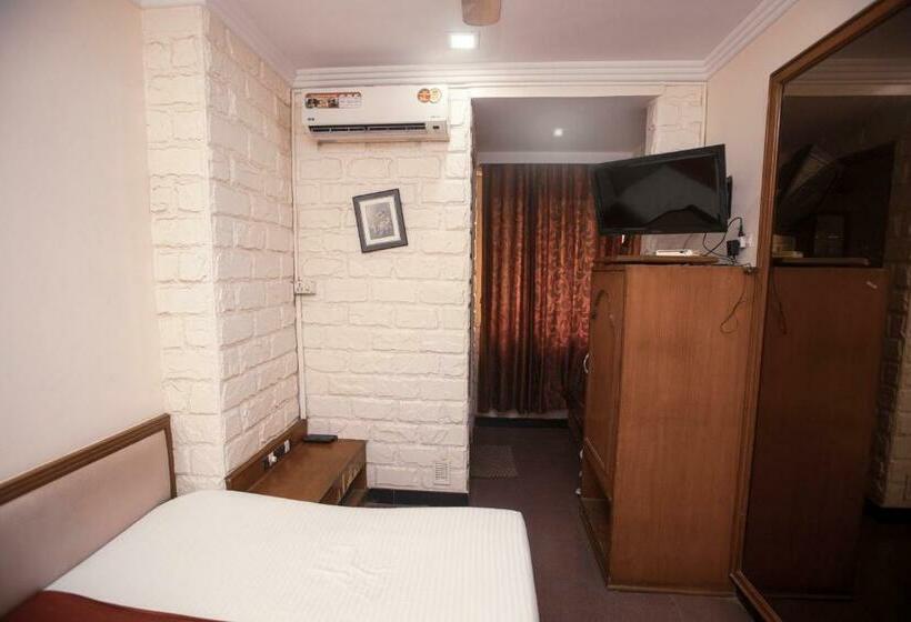 اتاق استاندارد با سرویس بهداشتی مشترک, Platinum Residency Colaba