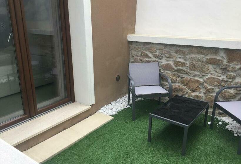 غرفة قياسية مطلّة علي الحديقة, Barrile's