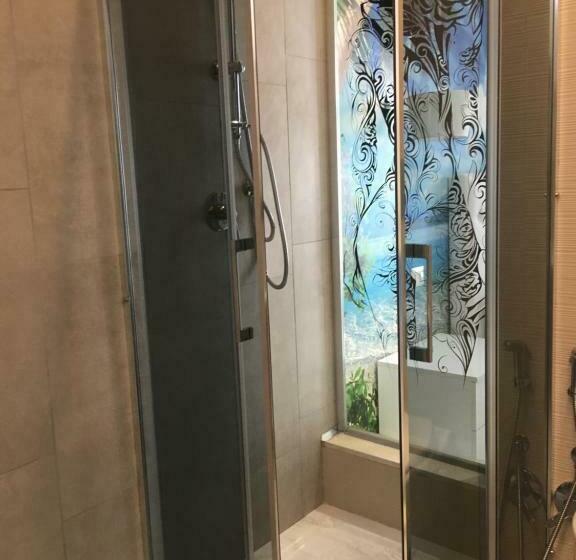 غرفة قياسية مطلّة علي الحديقة, Barrile's