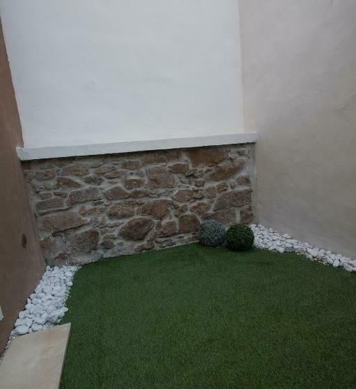 غرفة قياسية مطلّة علي الحديقة, Barrile's