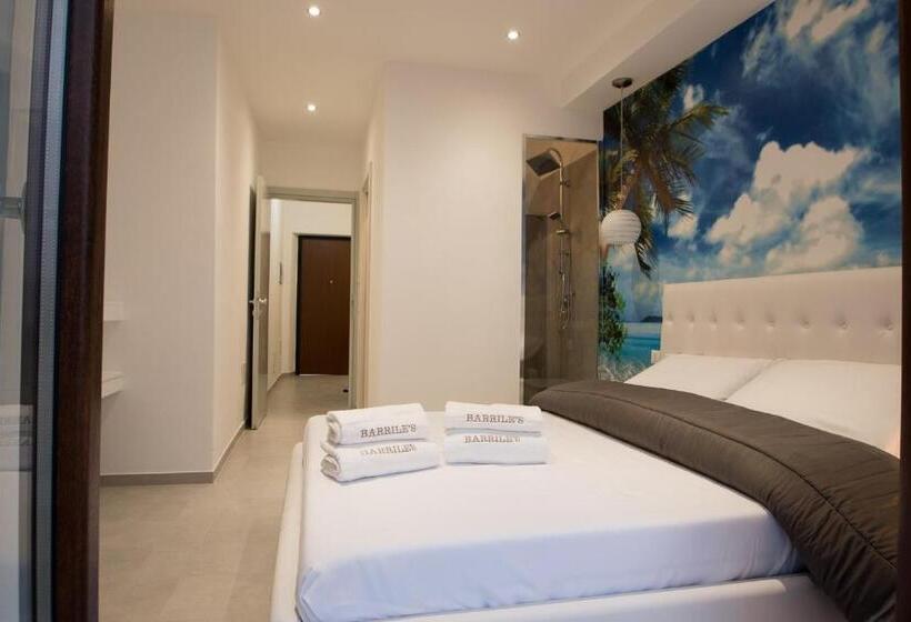 غرفة قياسية مطلّة علي الحديقة, Barrile's