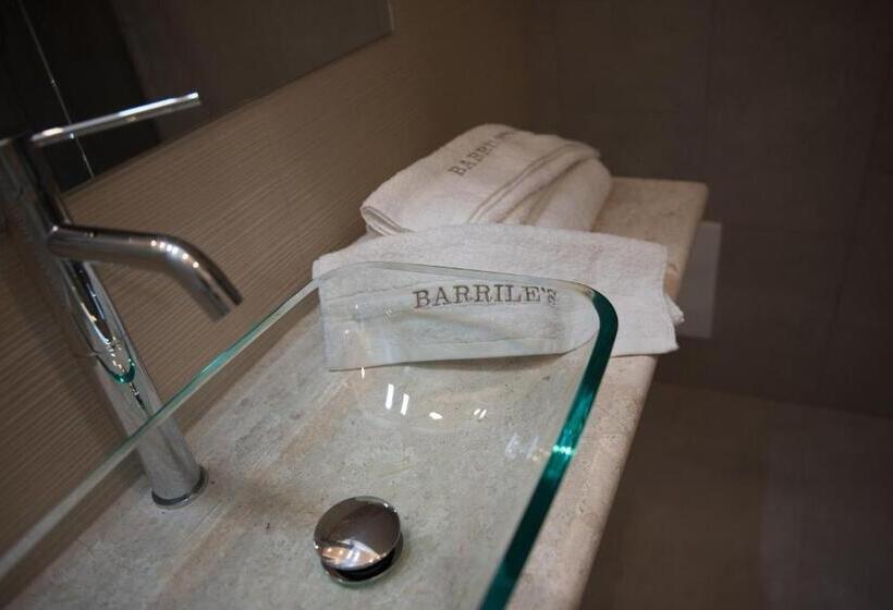 غرفة قياسية مطلّة علي الحديقة, Barrile's