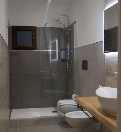 غرفة سوبيريور, Barrile's