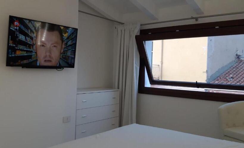 جناح ديلوكس, Barrile's