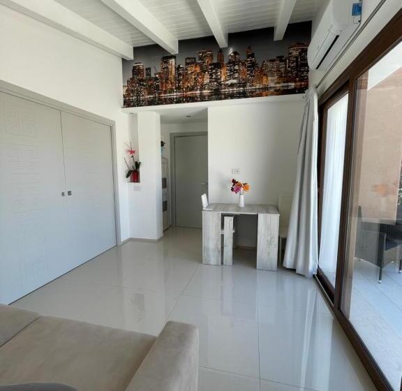 جناح ديلوكس, Barrile's