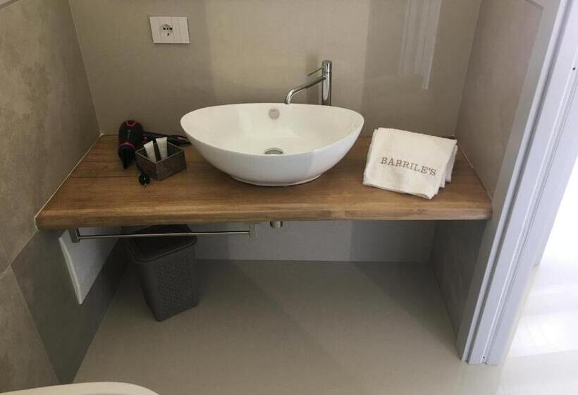 جناح ديلوكس, Barrile's