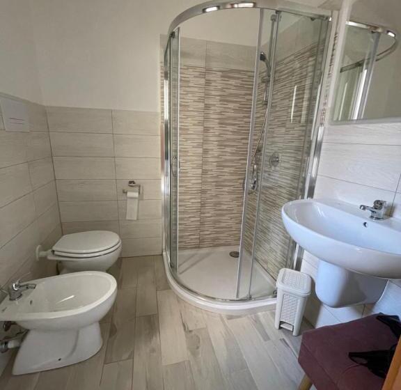 غرفة قياسية رباعية, Barrile's