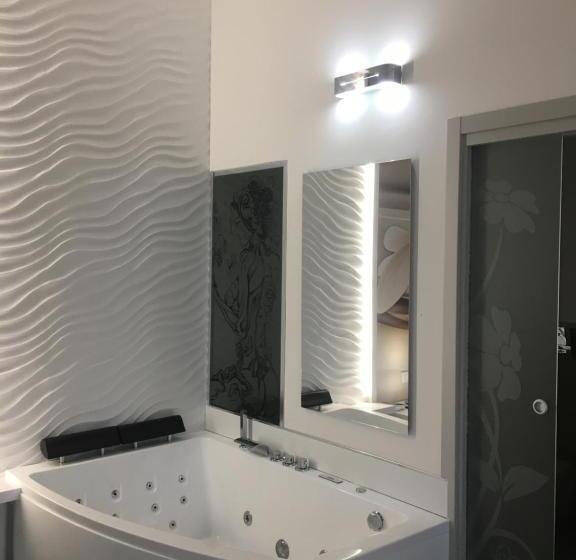 جناح ديلوكس, Barrile's