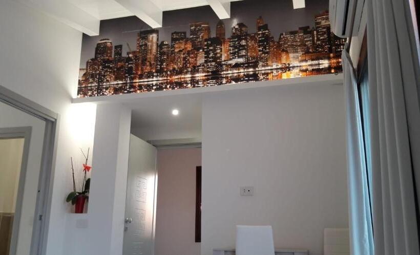 جناح ديلوكس, Barrile's