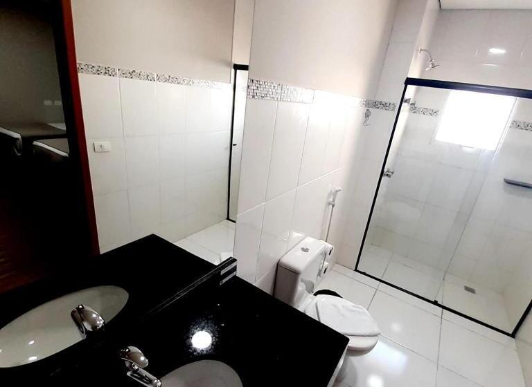 חדר סטנדרט לשלושה, Asa