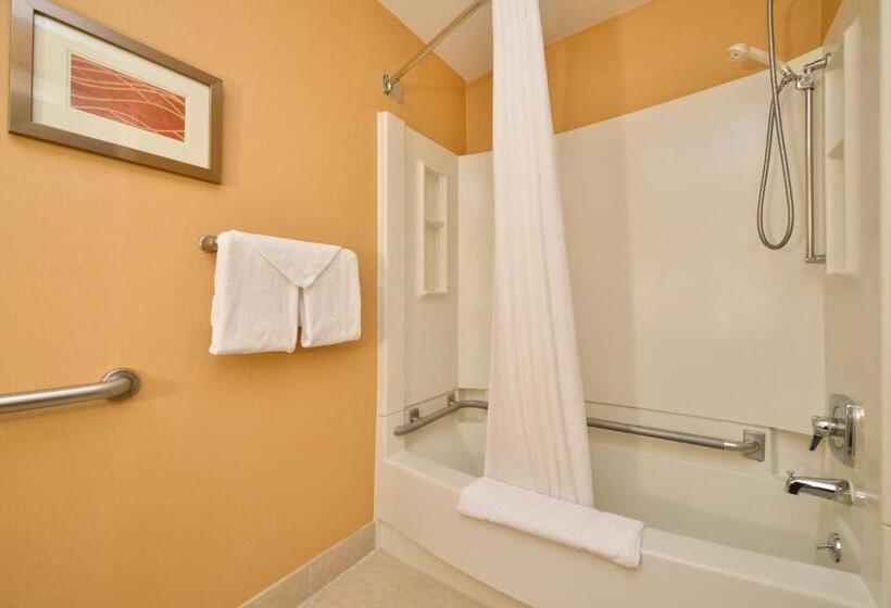 身障者適用キングサイズベッドルーム, Spark By Hilton Plymouth