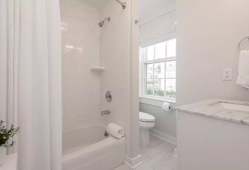سوئیت جونیور با چشم‌انداز باغ, Nantucket Periwinkle