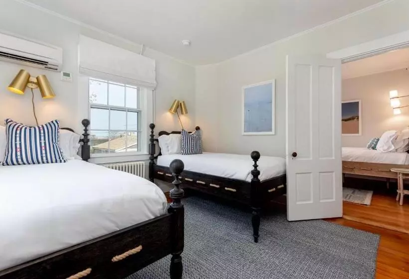 سوئیت جونیور با چشم‌انداز باغ, Nantucket Periwinkle