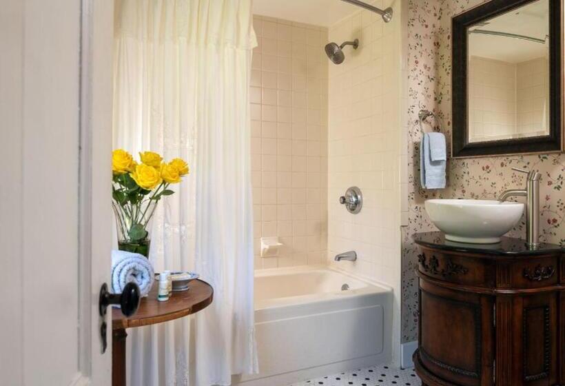 Deluxe Room, Prospect Hill Inn & Restaurant