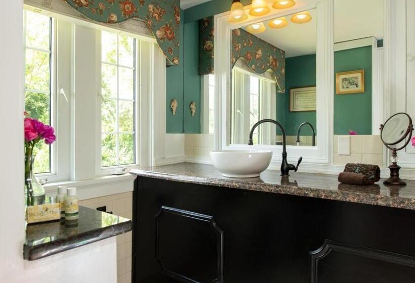 Suite with Balcony, Prospect Hill Inn & Restaurant