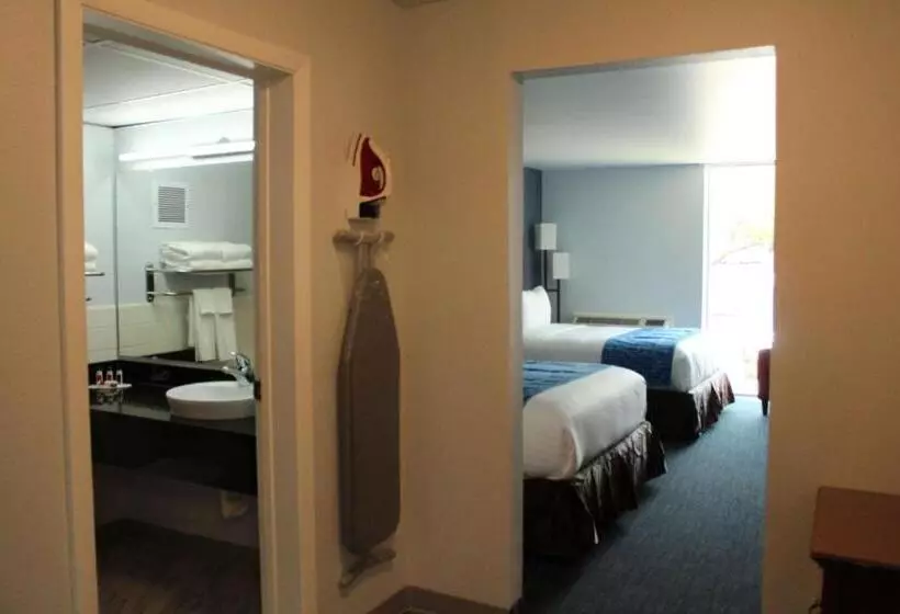 Standard studio with river view, Travelodge By Wyndham Water S Edge Hotel   Racine