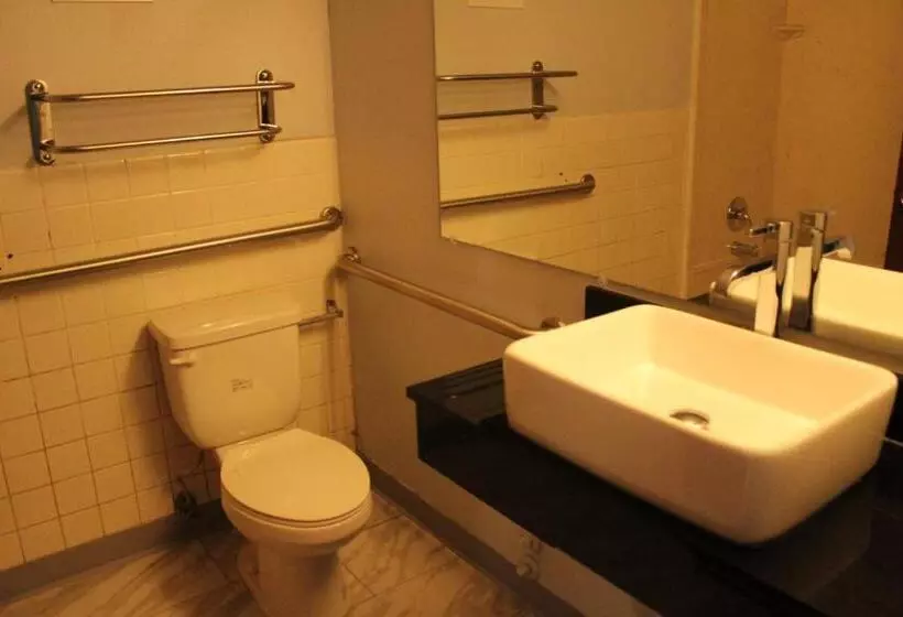 身障者適用スタンダードルーム, Travelodge By Wyndham Water S Edge Hotel   Racine