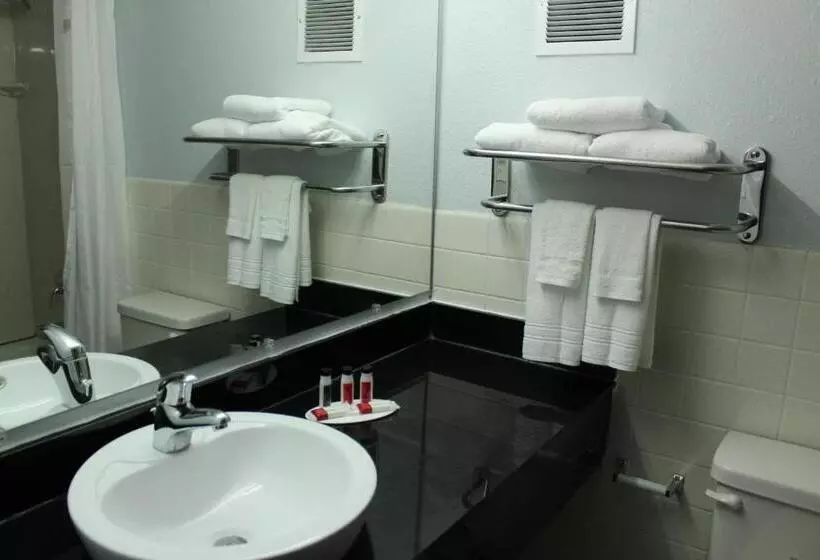 デラックススタジオ, Travelodge By Wyndham Water S Edge Hotel   Racine