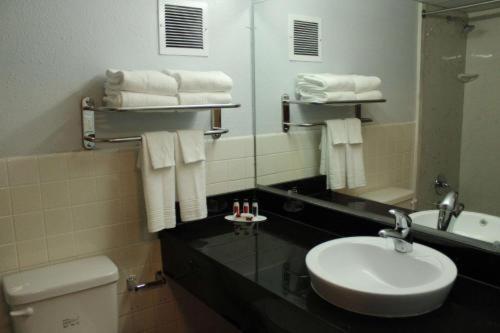 Номер Стандарт, Travelodge By Wyndham Water S Edge Hotel   Racine