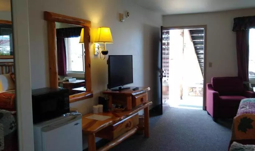 デラックスの4人部屋, Ponderosa Motel