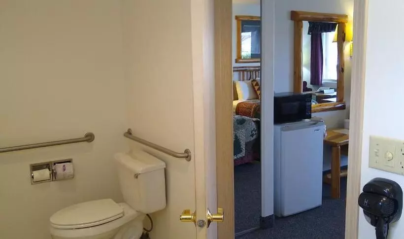 デラックスの4人部屋, Ponderosa Motel