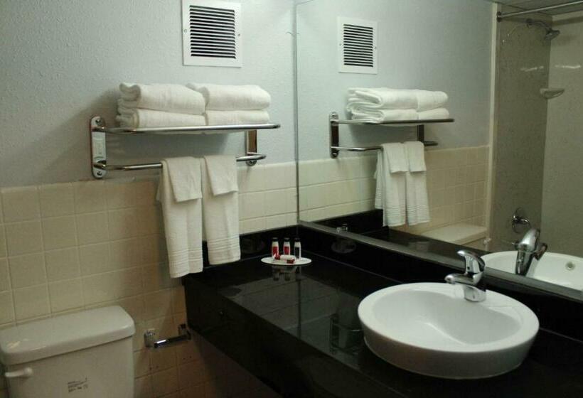 غرفة قياسية, Travelodge By Wyndham Water S Edge Hotel   Racine