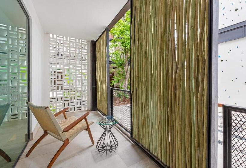 سوییت جونیور, Wayam Mundo Imperial