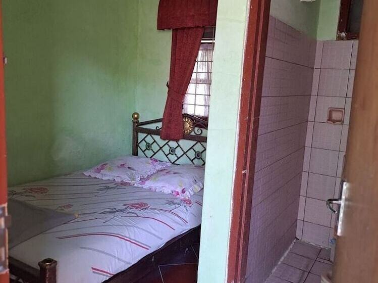 Deluxe Rum, Wisma & Kantin Amanda