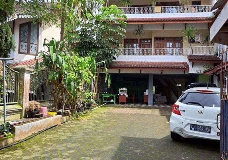 Deluxe Rum, Wisma & Kantin Amanda