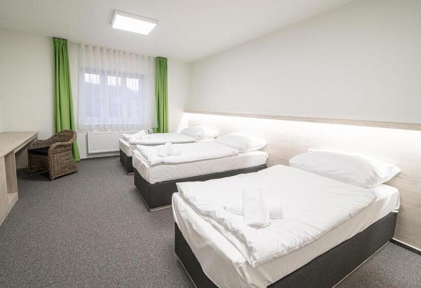 חדר סטנדרט לשלושה, Garni Hotel Roušarka