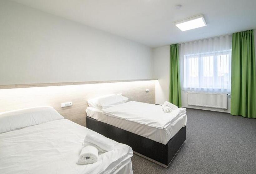 غرفة عائلية, Garni Hotel Roušarka