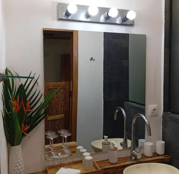 Standard-huone Allasnäkymä, Black Bamboo B&b