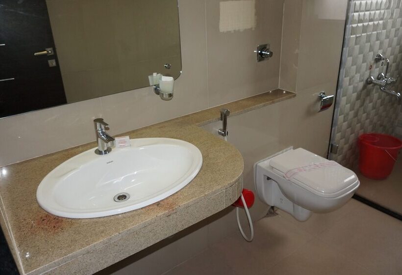 سوییت لوکس, Adarsha Palace