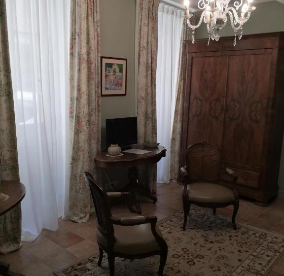 اتاق استاندارد, Les Chambres De L Horloge