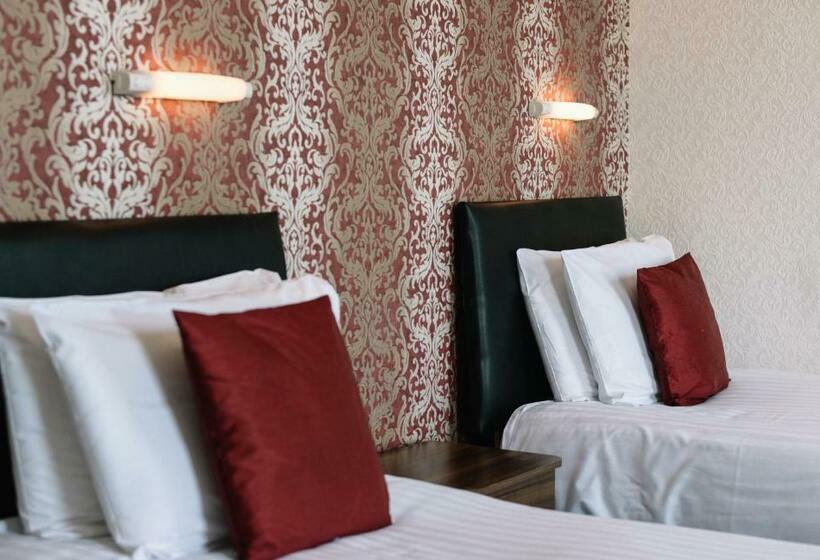 اتاق خانوادگی با چشمانداز دریا, Four Oaks