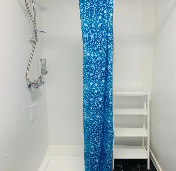 اتاق خانوادگی, Four Oaks